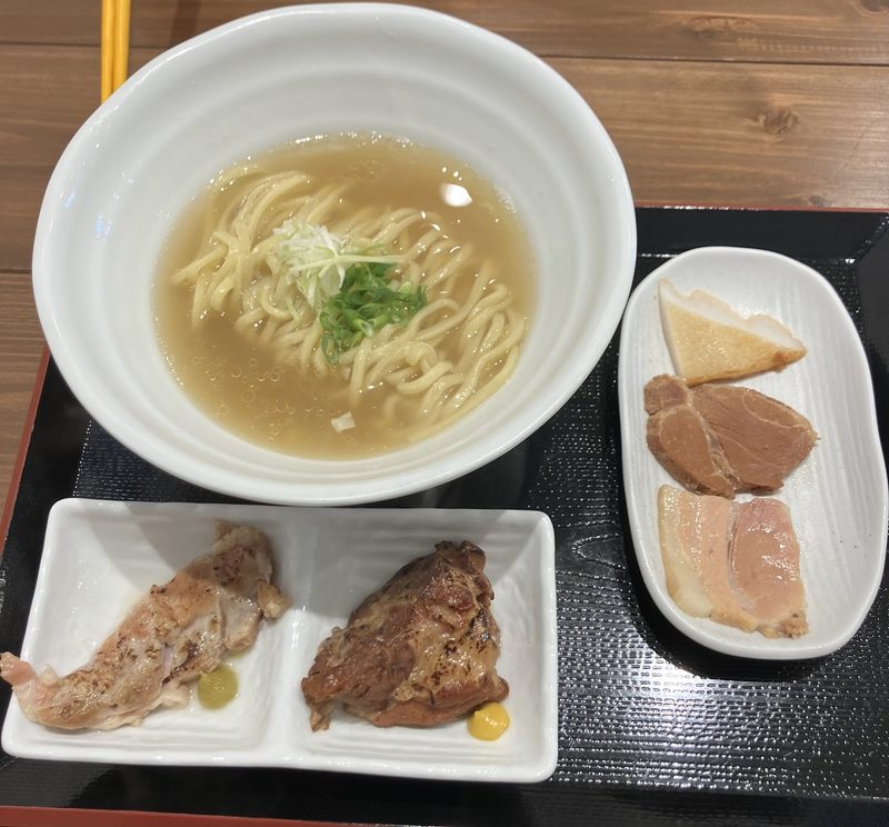 そばの横に、2種類のソーキ、ロース、かまぼこを別の皿に盛った膳