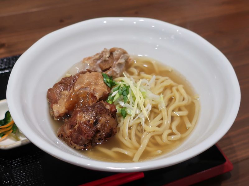 とろとろに煮込んだ軟骨ソーキとネギをのせたそば