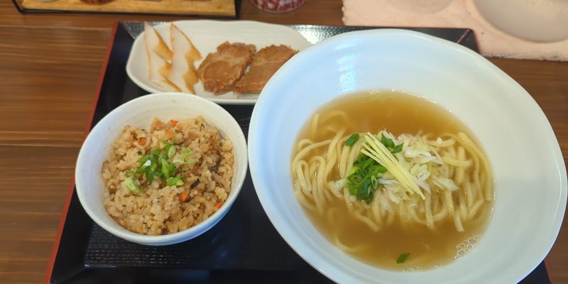 そばと小さな器のジューシーを並べたお盆