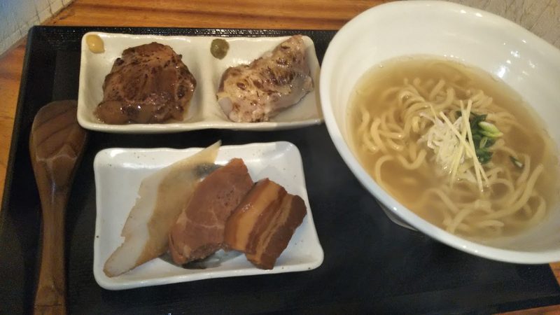 そばと、ソーキや三枚肉、かまぼこを盛った小皿の膳
