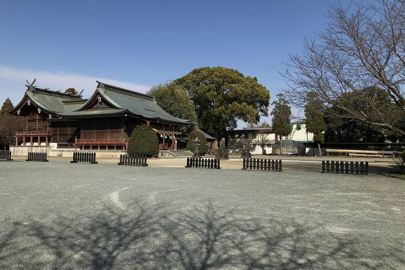 広い境内の奥に建つ熊野神社の社殿