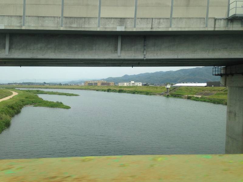 緑の河川敷のあいだをゆったり流れる矢部川